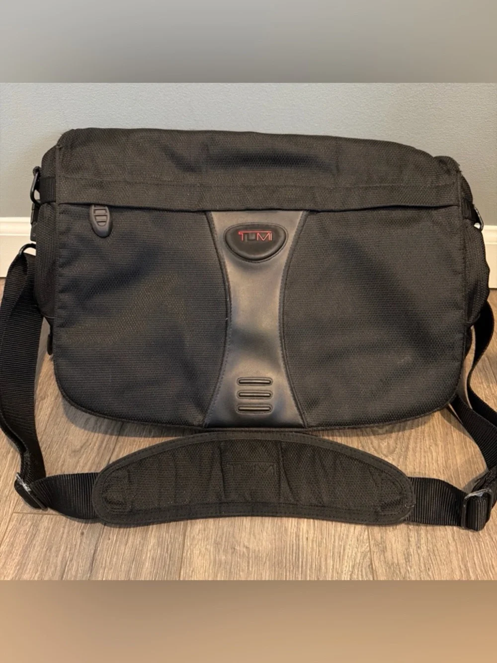 Tumi T2 Tech Bag Black Ballistic Expandable Messenger Laptop‎ Bag Satchel Travel